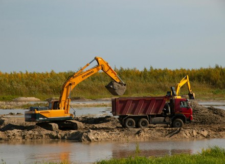 graafmachine en vrachtwagen
